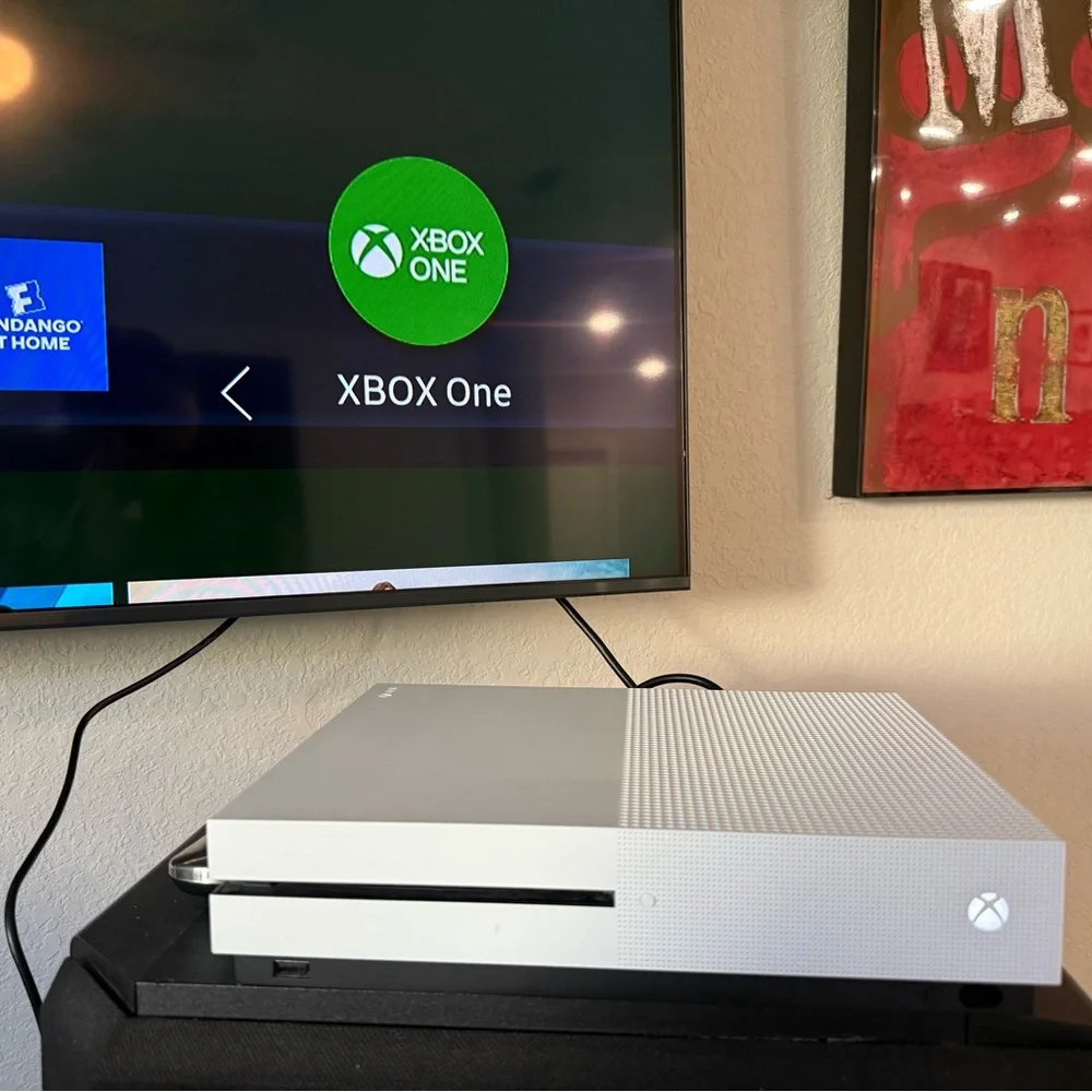 Xbox One S 1TB + 3 Wireless Controllers + Quick Charge Set